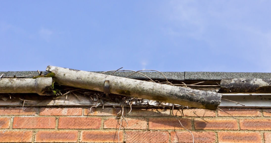 Eine dreckige Dachrinne