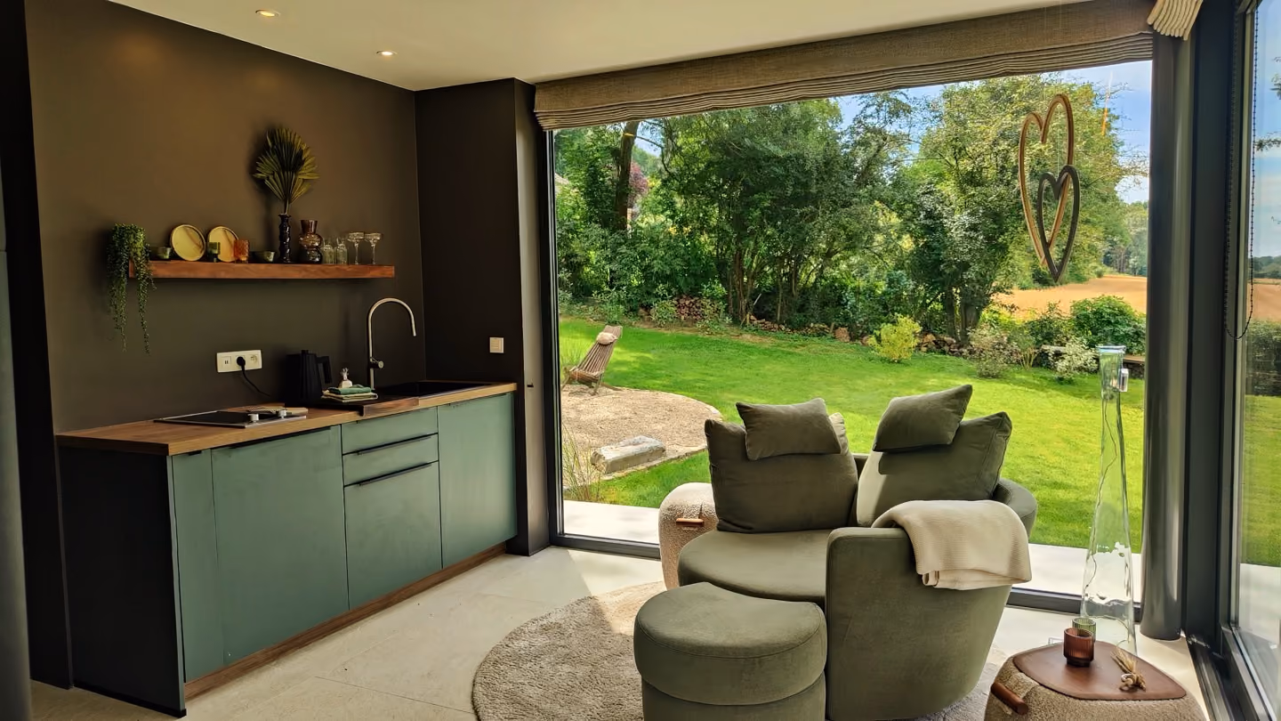 Espace de vie du gîte avec vue sur la nature