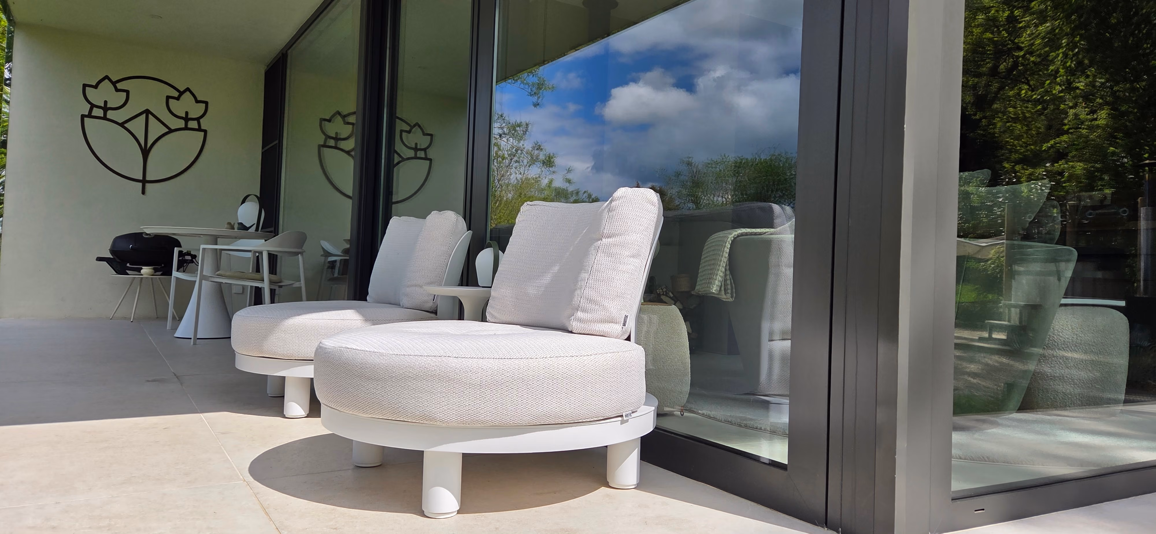 Coin détente extérieur sur la terrasse couverte du gîte