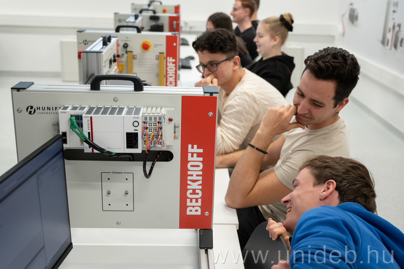 Európa egyik legmodernebb Beckhoff oktatólaborja készült el Debrecenben a Hunify Laboratories kivitelezésével.
