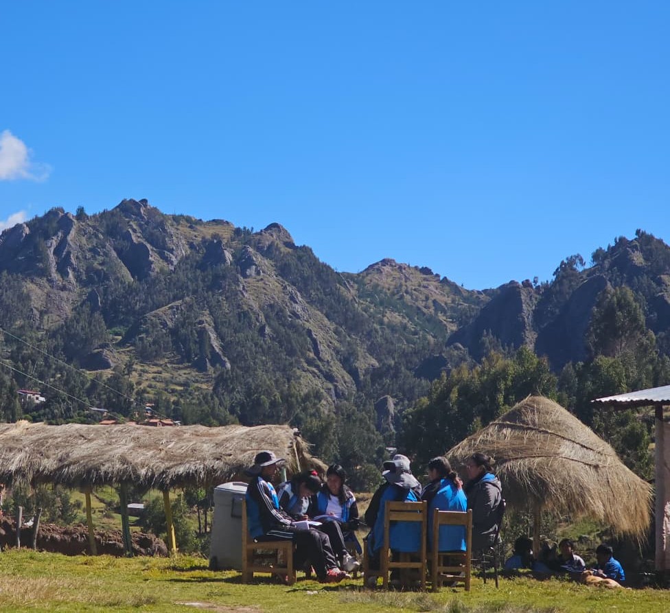 Grupo de personas leyendo y conversando