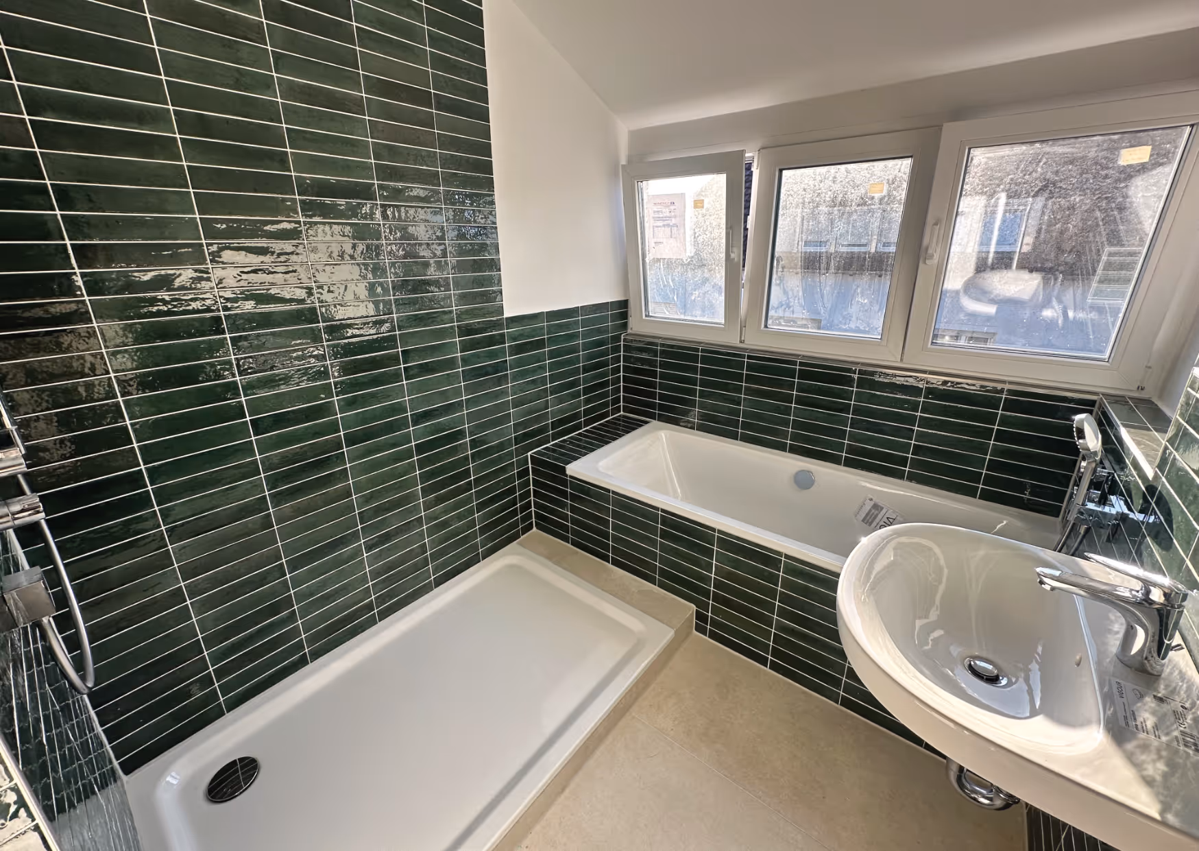 Badezimmer mit dunkelgrünen Fliesen