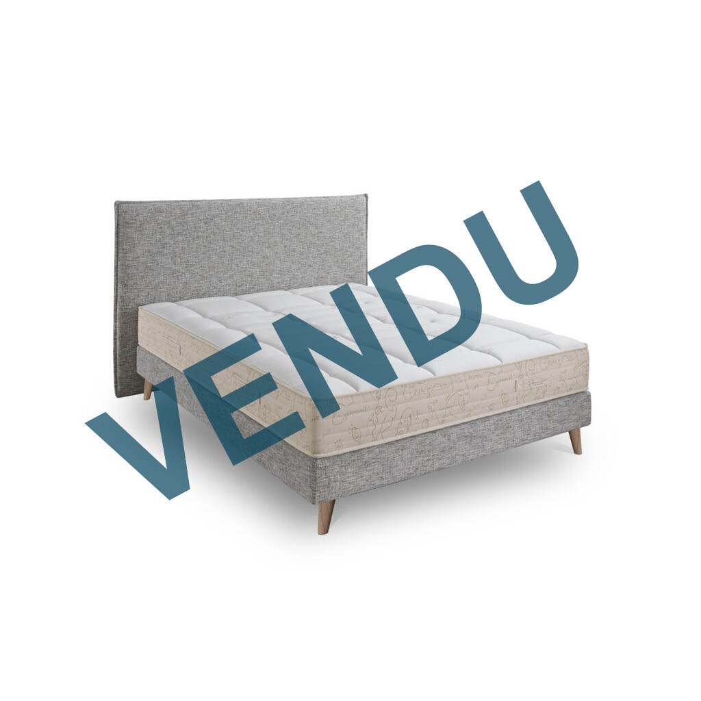 Matelas Mélusine : Offrez-vous un confort exceptionnel avec ce matelas doté de ressorts ensachés qui s'adaptent parfaitement à votre morphologie. La garniture en laine française assure une régulation thermique optimale, vous garantissant des nuits paisibles. Enveloppé dans un tissu doux et de qualité, ce matelas est une invitation au bien-être et à la détente.