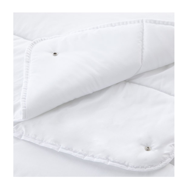 La couette 4 saisons de Belnou offre une solution polyvalente pour une utilisation toute l'année, modulable avec deux couettes de différents grammages grâce à un système de boutons pression clips.