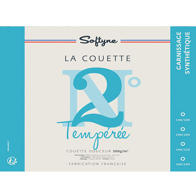 La couette Softyne est garnie de 100% de polyester en silicone creux, enveloppée dans une housse en 100% de microfibre de polyester. Elle présente un piquage trapèze décalé avec une double piqûre de renfort et est fabriquée en France.