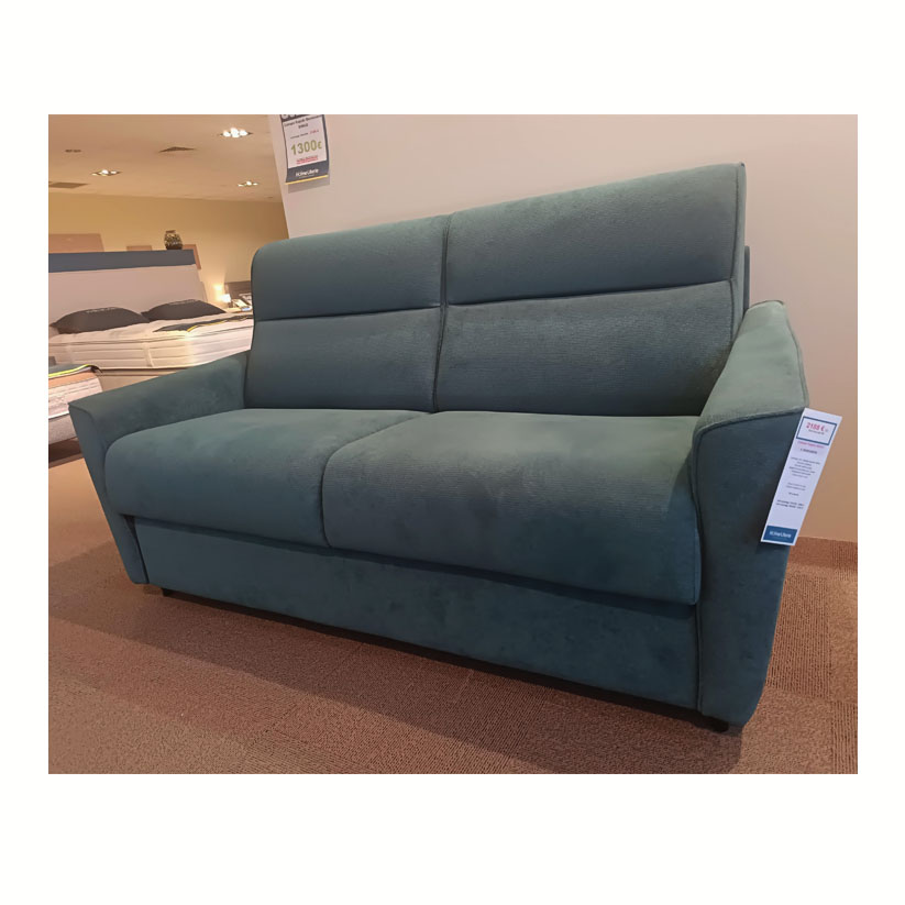 Le canapé Bingo se transforme en lit en quelques secondes grâce au système Rapido, sans retirer les coussins. Il offre un matelas de 17 cm de densité 30 kg/m3 et plusieurs choix de confort, avec un revêtement partiellement déhoussable.