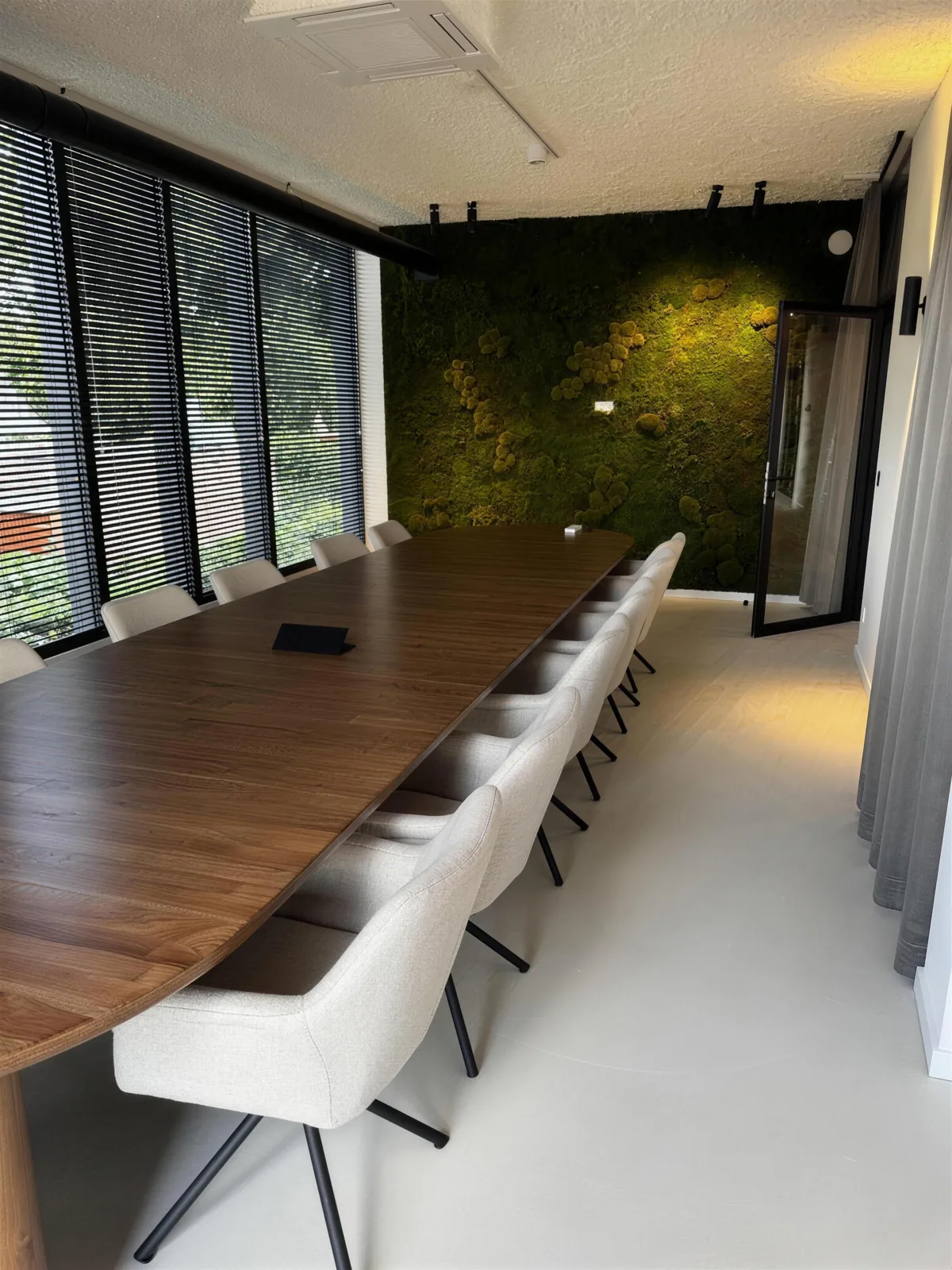 Vergaderzaal met moswand in het kantoor te Schilde