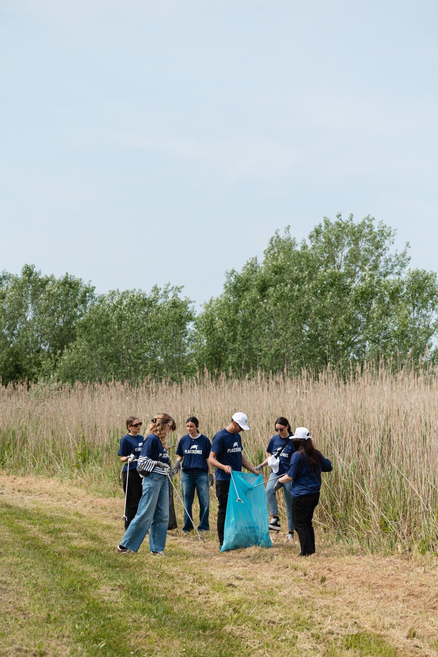 L’ESG Action Team di 2night raccoglie rifiuti tra i canneti del Parco San Giuliano