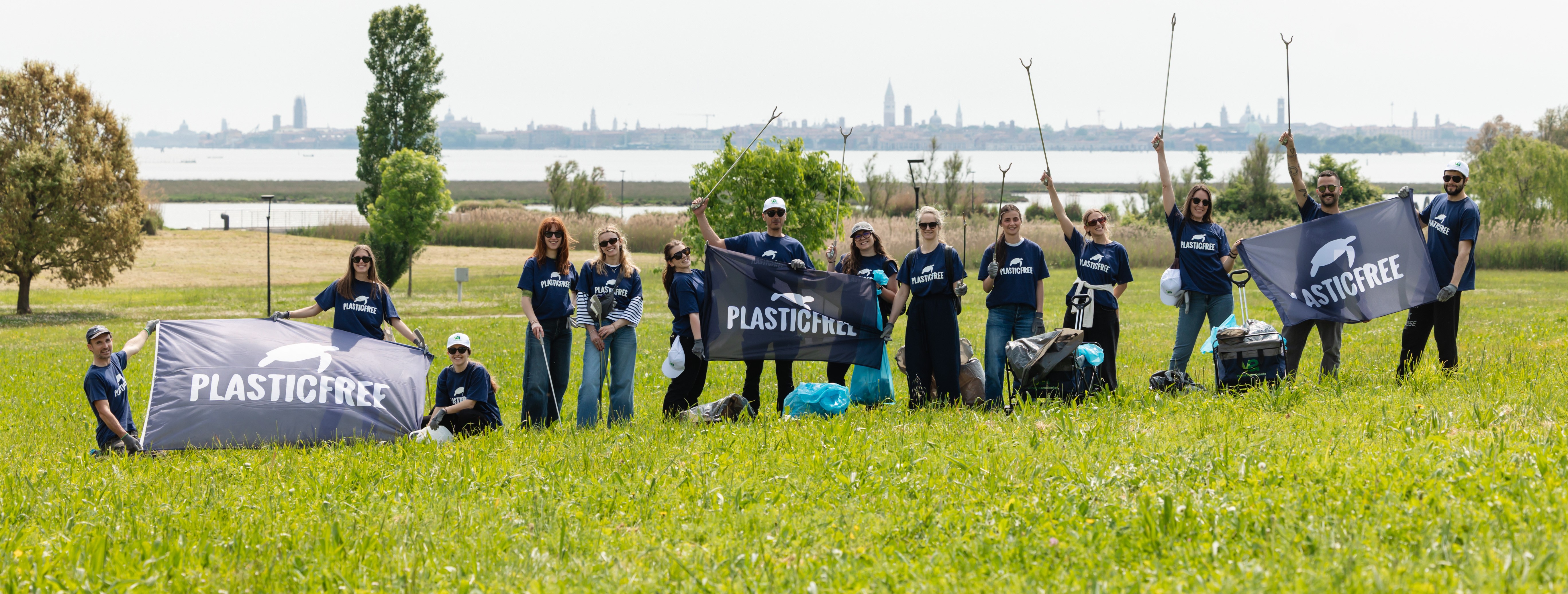 Il team di 2night al clean-up con Plastic Free al Parco San Giuliano di Mestre