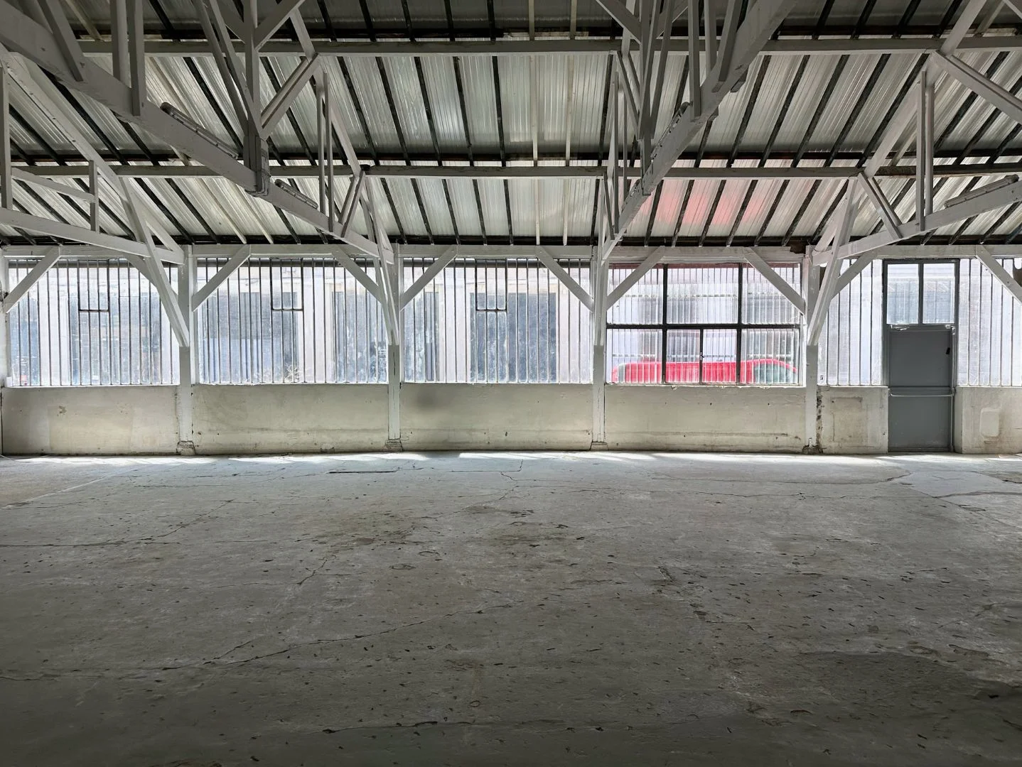 Vue intérieure de l'Atelier des Lumières chez Artefact Paris, espace loft artistique de 110 m² avec parquet patiné et larges fenêtres offrant une lumière naturelle idéale pour des événements et séances photo.