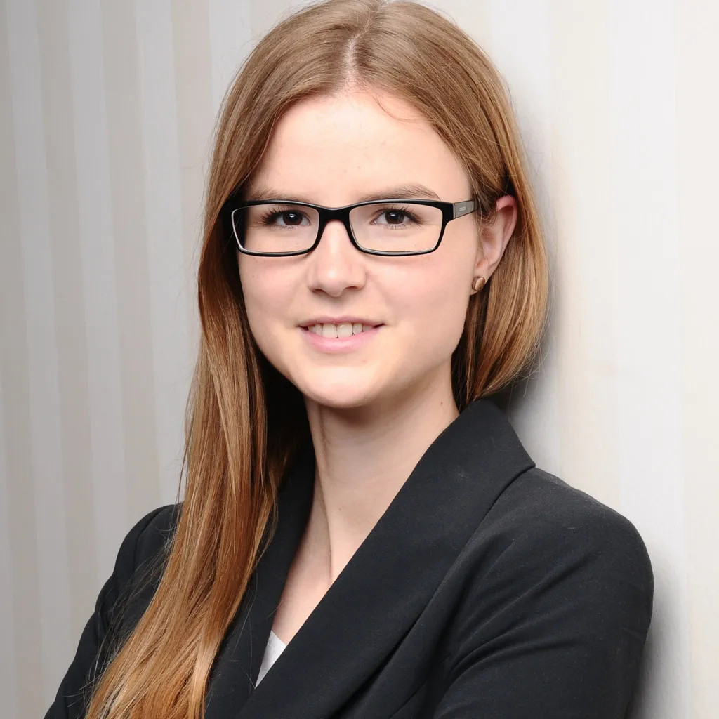 Headshot of Anna Graef, Consultant in Data & Analytics