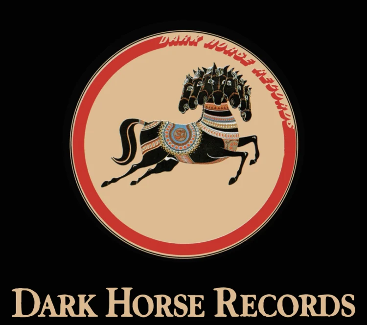 Logo von Dark Horse Records mit einem springenden schwarzen Pferd mit sechs Köpfen, umgeben von einem roten Kreis.