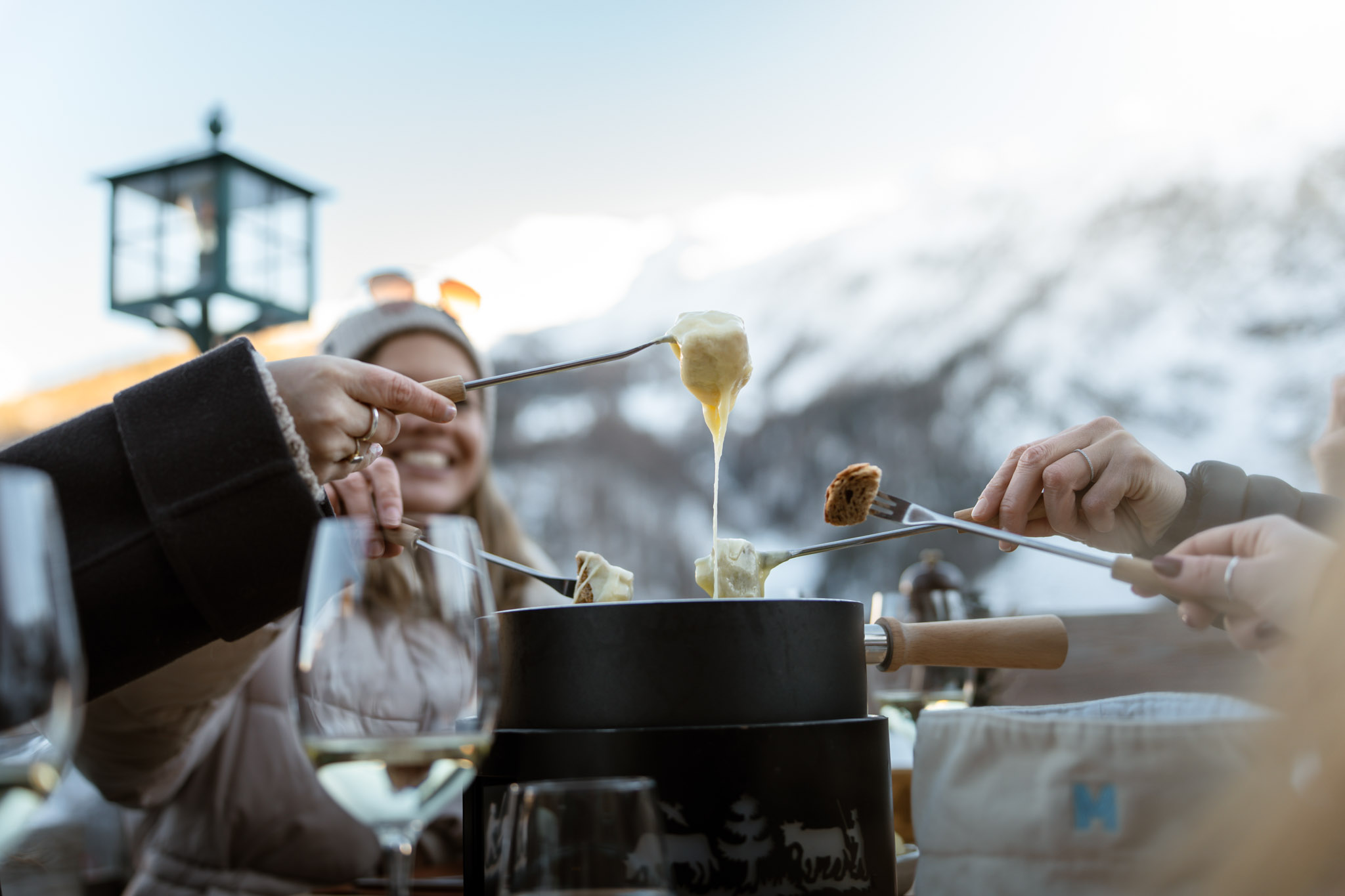 Gäste mit Wein am Hüttenabend im MARMO
