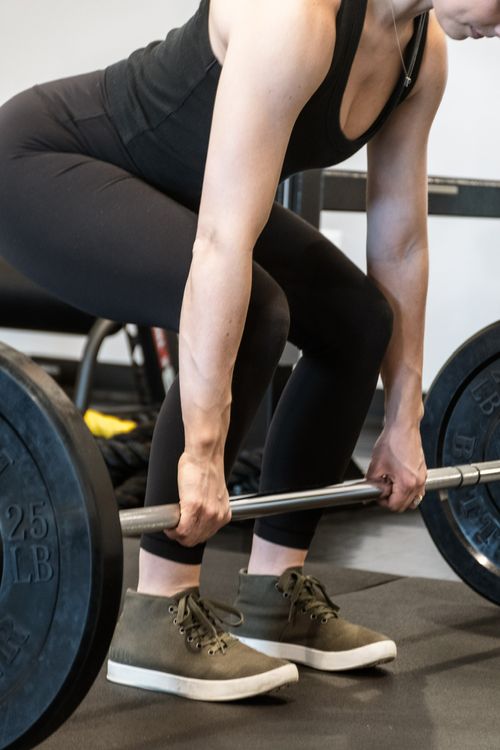 Picture of Shelby doing a deadlift