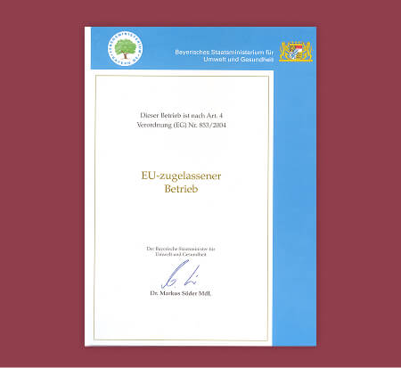 Zulassungsurkunde vom Bayerischen Staatsministerium für Umwelt und Gesundeit mit dem Titel "EU-zugelassener Betrien"