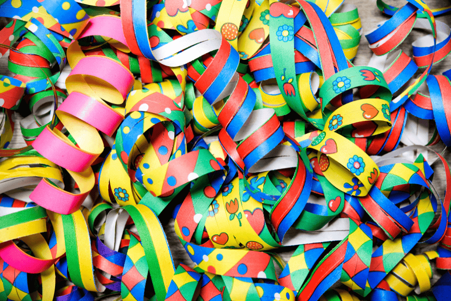 Bild mit Luftschlangen und Krapfen, roter Hut mit Punkten, Hinweis mit den Öffnungszeiten