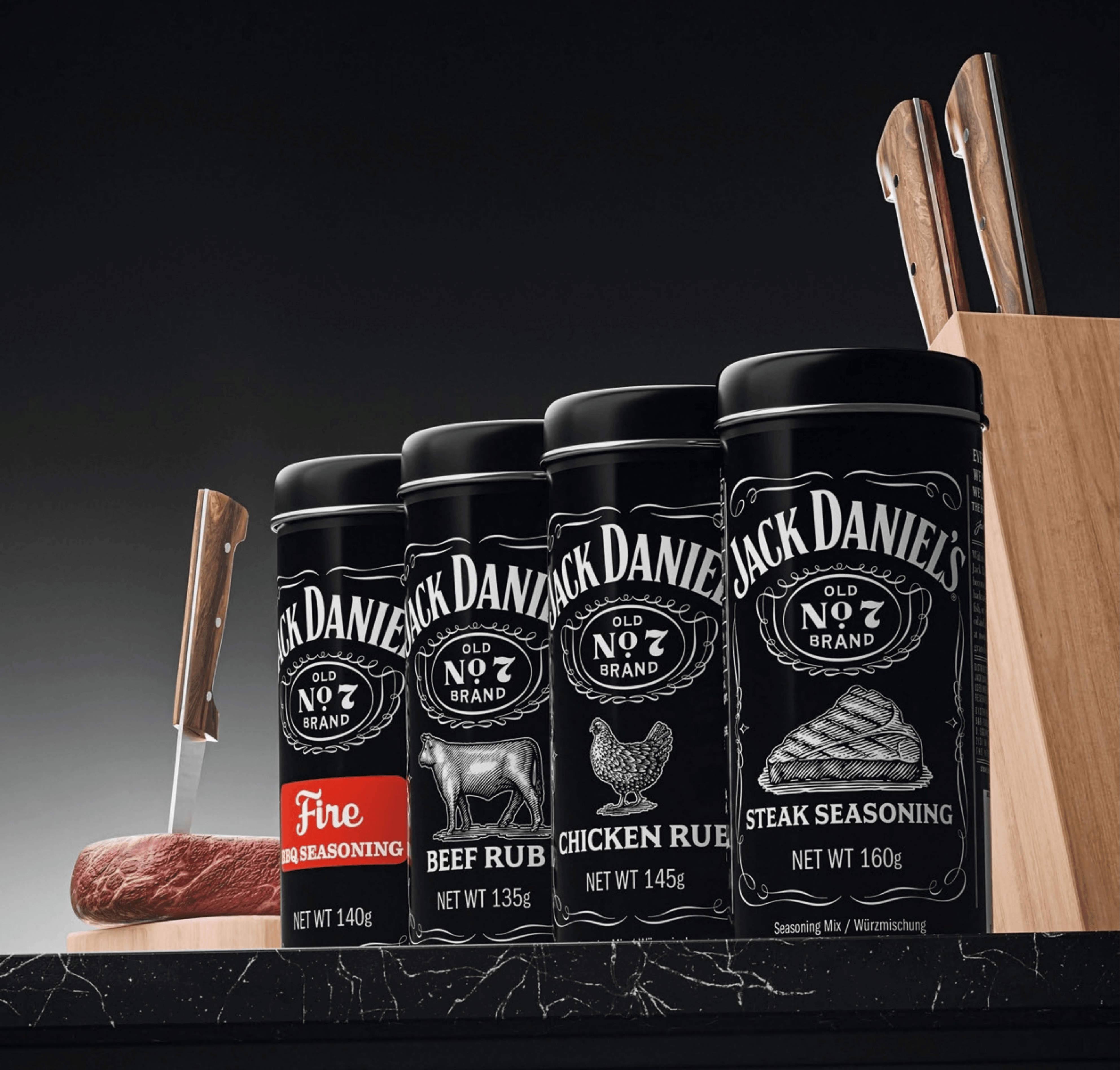 vier schwarze Dosen von Jack Daniels Gewürzen stehen auf Tisch, daneben Messer im Steak, im Hintergrund Messerblock