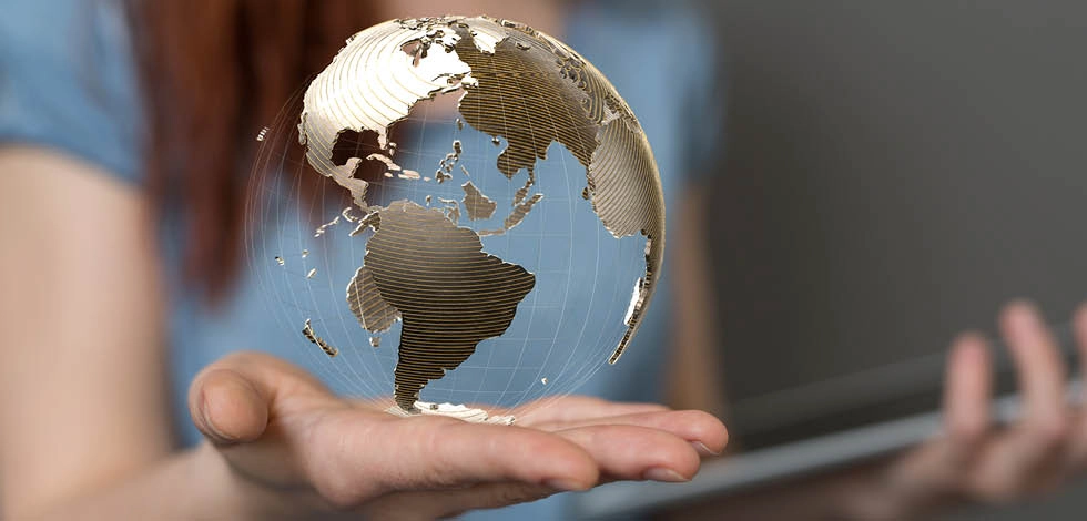Main ouverte tenant une projection holographique dorée du globe terrestre.