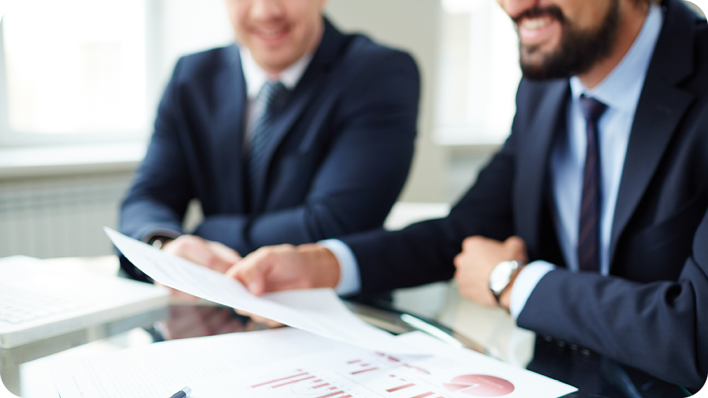 Jeune professionnel en costume analysant des graphiques financiers sur ordinateur, illustrant les missions stratégiques du directeur financier - BSB