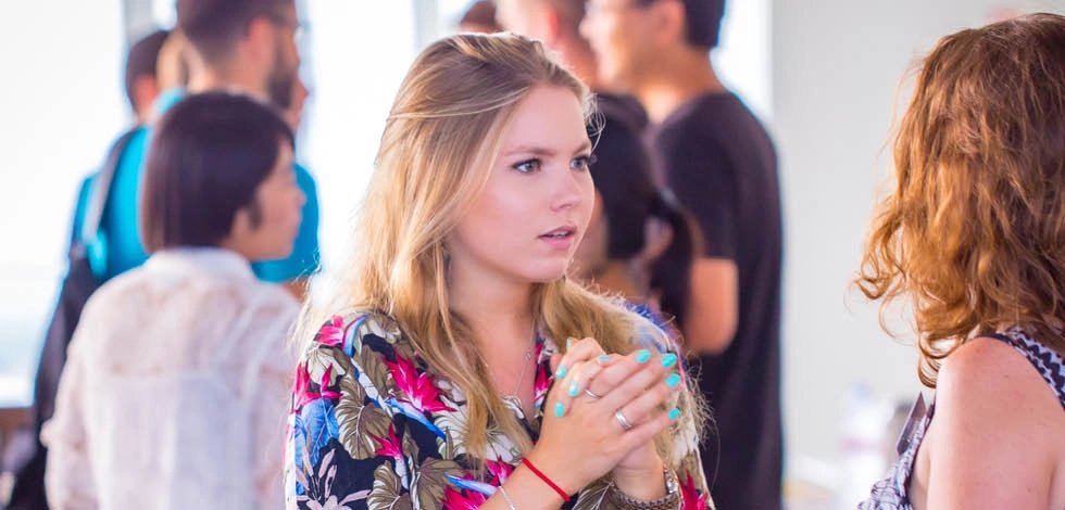 Une jeune femme blonde qui compare les martes après un Bachelor marketing . – BSB 