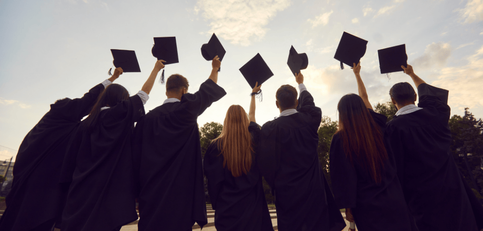 Différence entre Master et Mastère pour choisir le bon diplôme après un Bac+3 - BSB Éducation