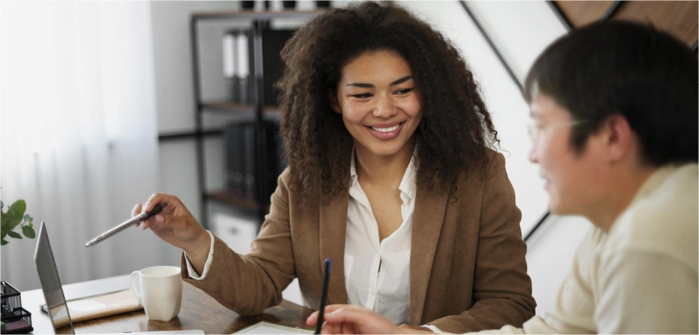 Gestionnaire de patrimoine conseillant ses clients sur leur expertise financière - BSB Éducation : le plus performant pour exploser les stats SEO de manière cohérente sur chaque article.