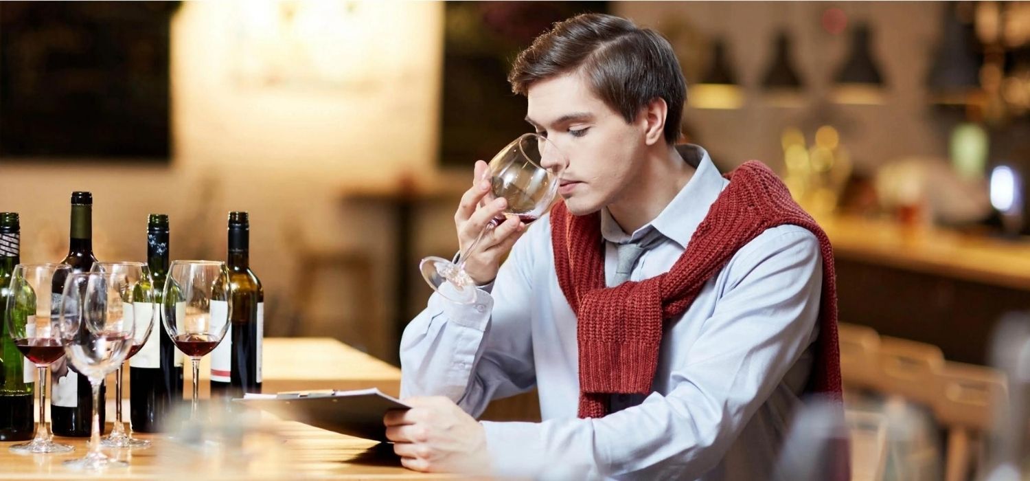 Négociant en vin passionné transformant sa passion en carrière dans le secteur viticole - BSB Éducation