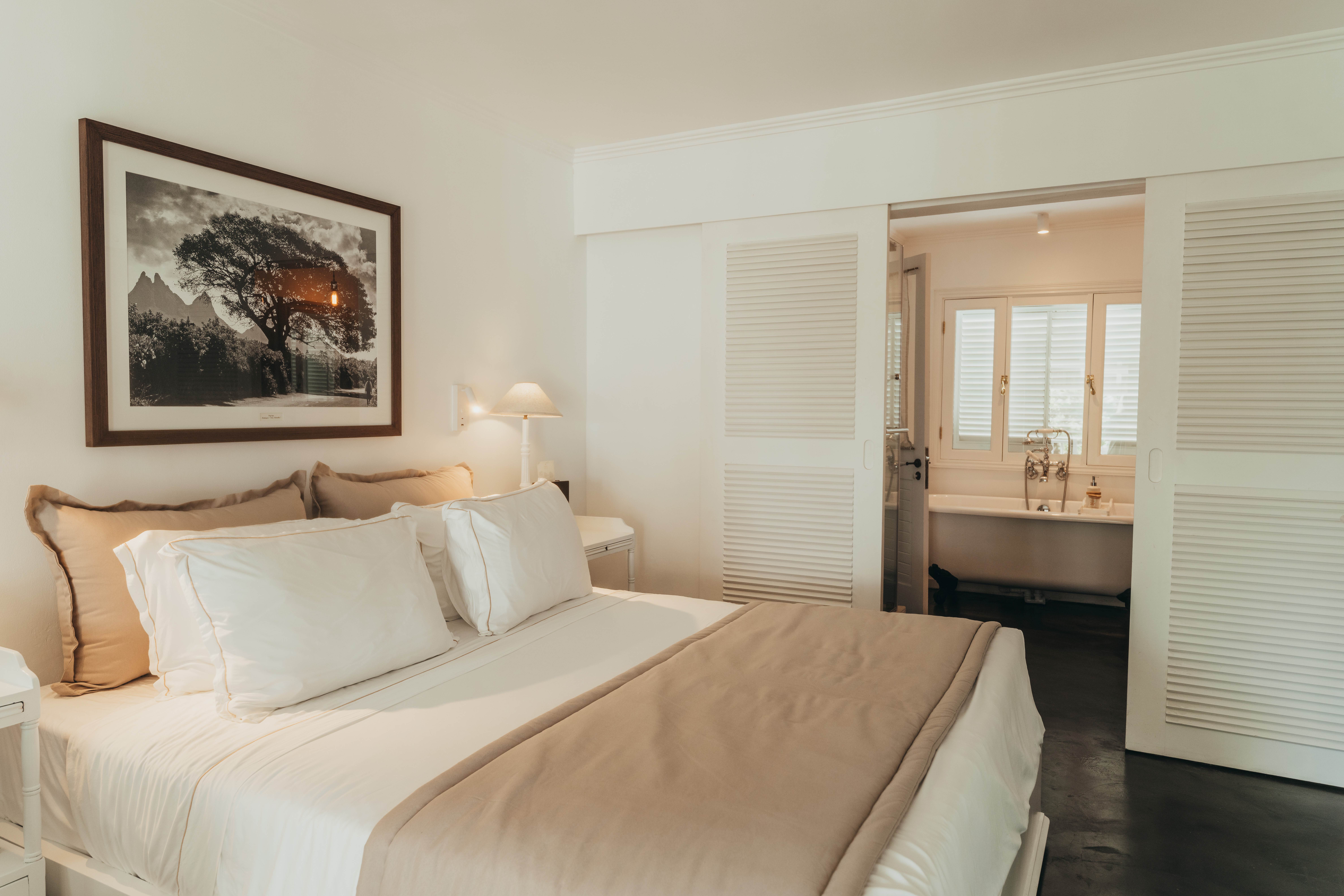 Chambre avec grand lit et tableau 20 Degrés Sud