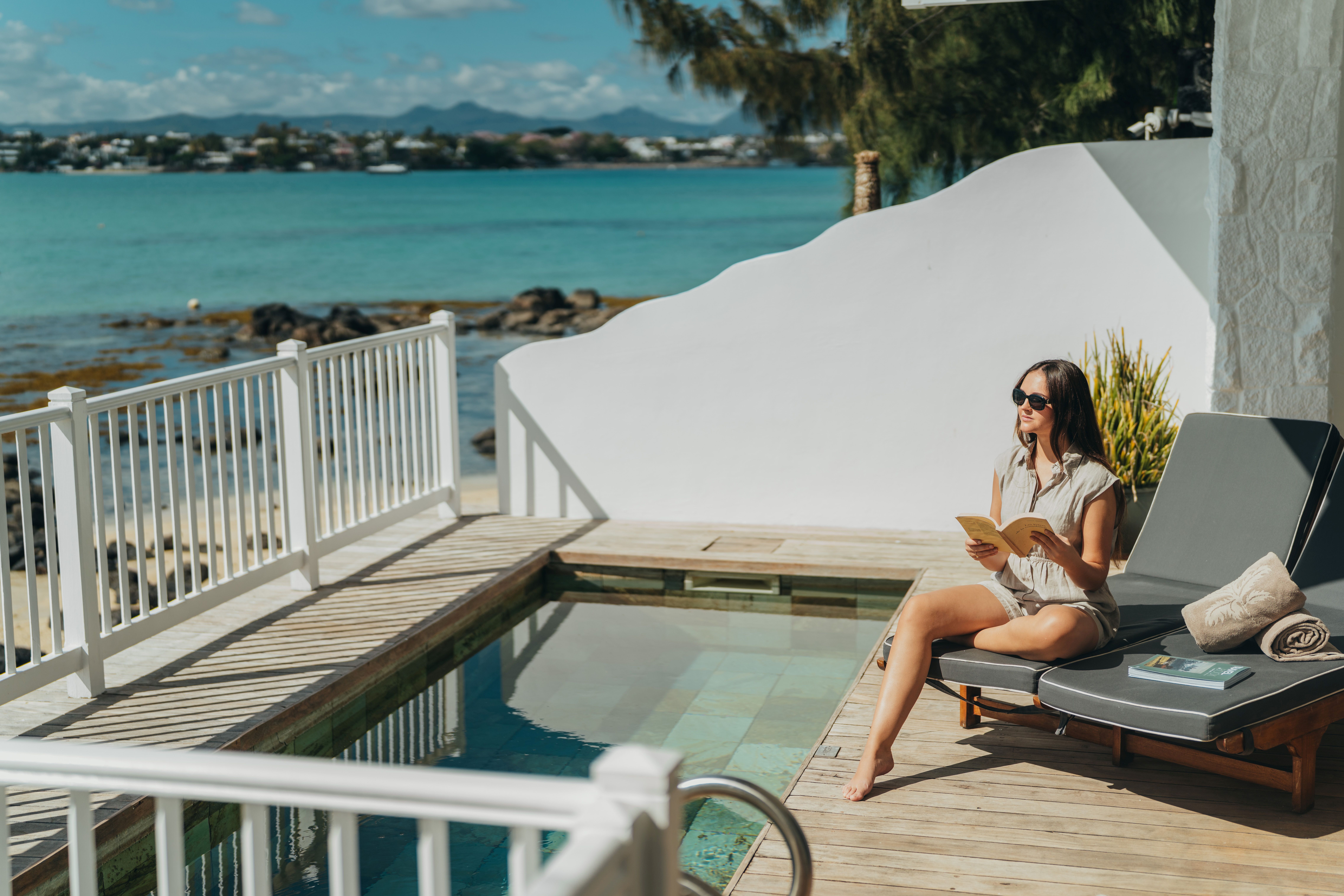 Petite piscine translucide avec jolie statue à son bord 20 Degrés Sud
