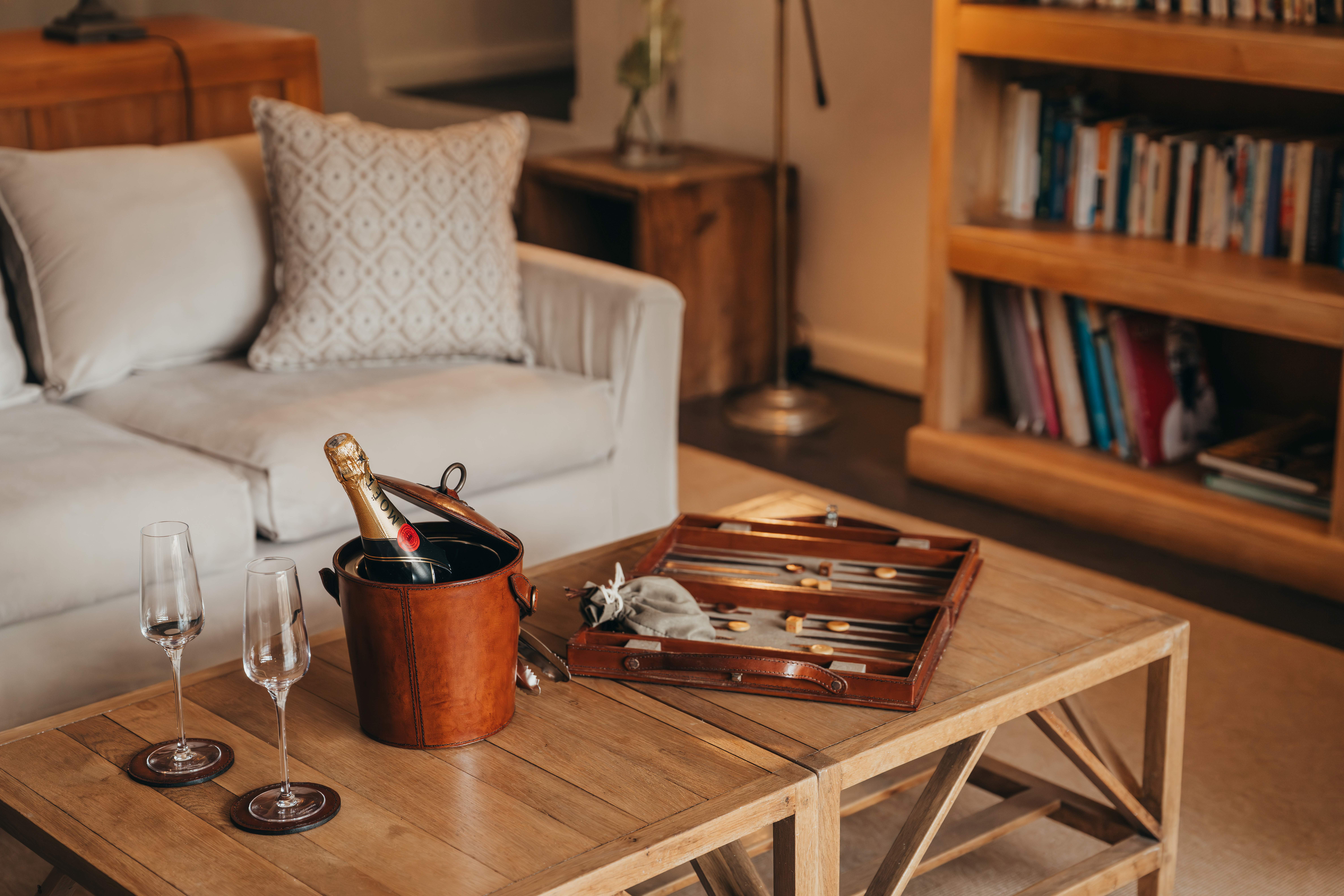 Séance de mots croisés dans une literie blanche 20 Degrés Sud