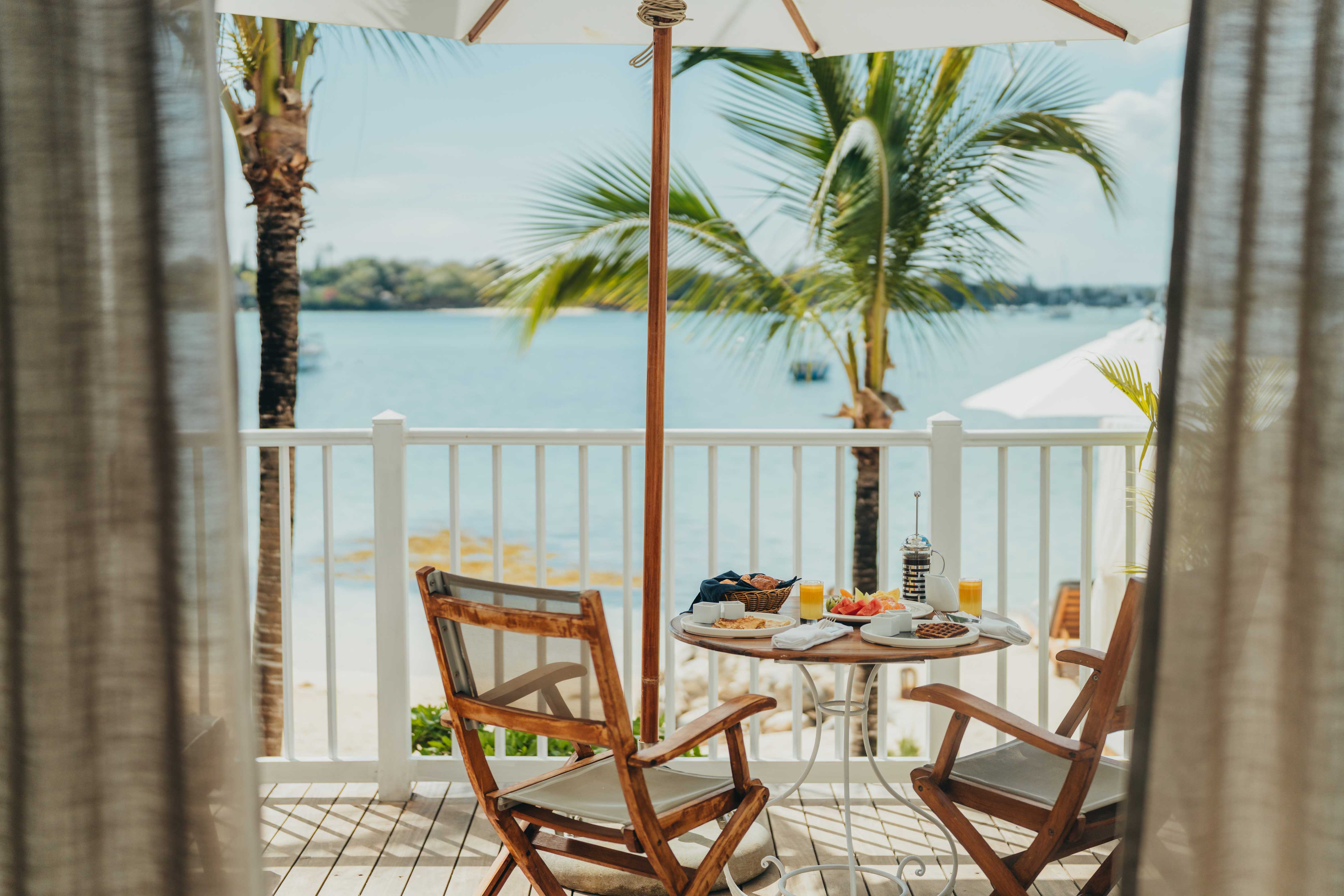 Breakfast with a view of the sea at 20 Degrés Sud