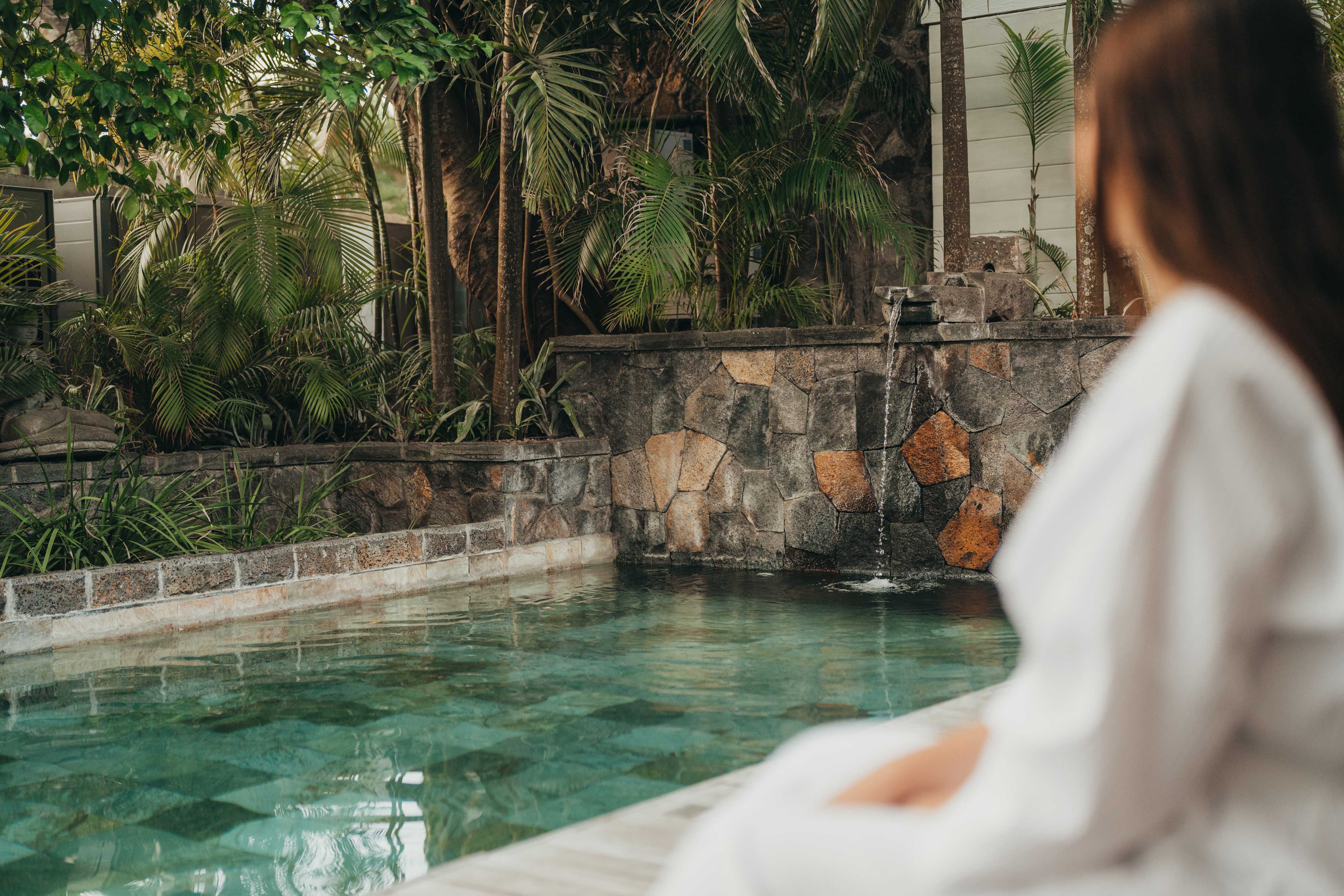 Femme au bord de la piscine - Secret Spa