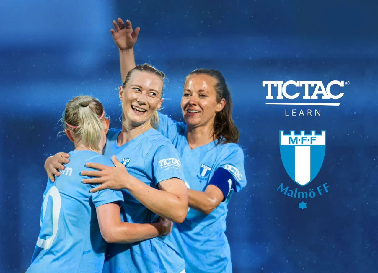 Et billede helt i blåt af kvindelige fodboldspillere i Malmö FF også kaldet MFF i blå fodboldtrøjer, der krammer og griner, som når det lykkes at score et mål, og ved siden af dem er en logotype af TicTac Learn og MFF-logotype.