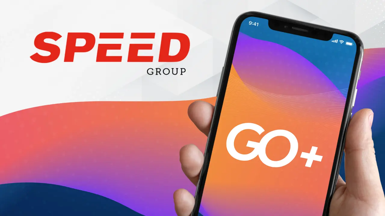 Oikealla kuva älypuhelimesta, jossa on kuvakaappaus go plus -ohjelmasta, ja vasemmalla Speed group -yrityksen logo, joka osoittaa, että se käyttää nyt go plus -ohjelmaa.