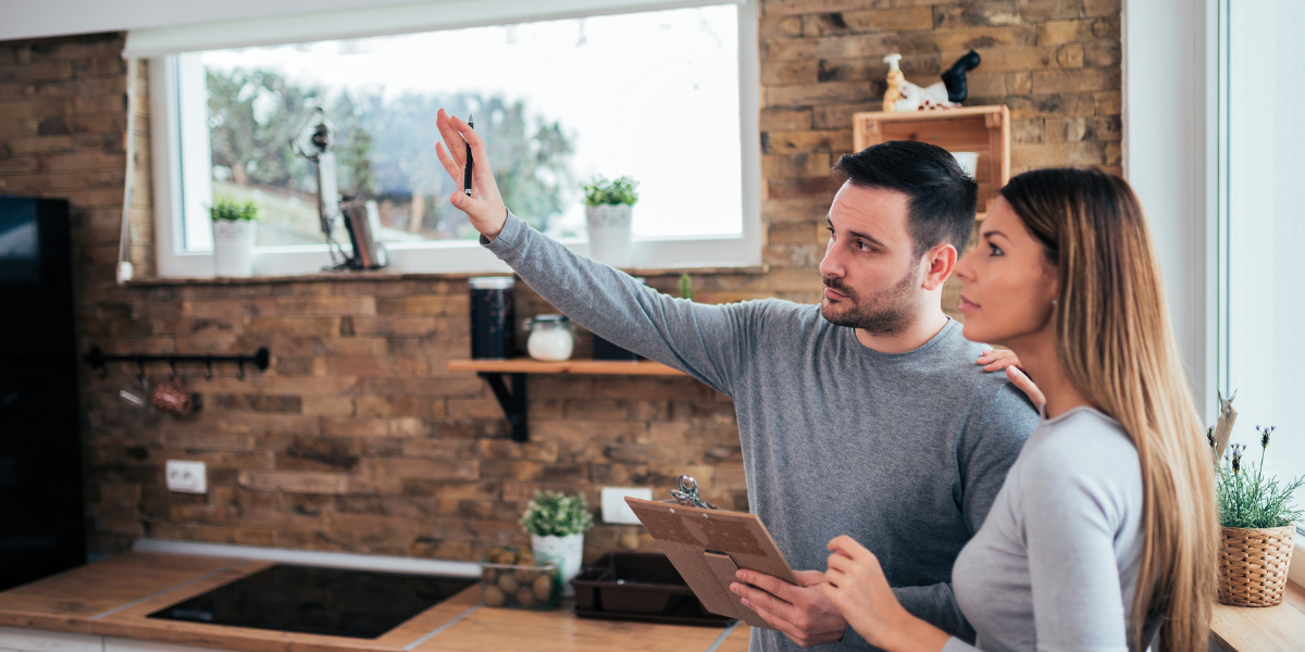 contractor explaining to his client what is happening in the project