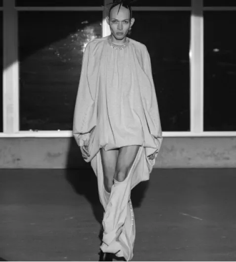 Model photo white and black