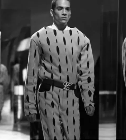 Model photo white and black