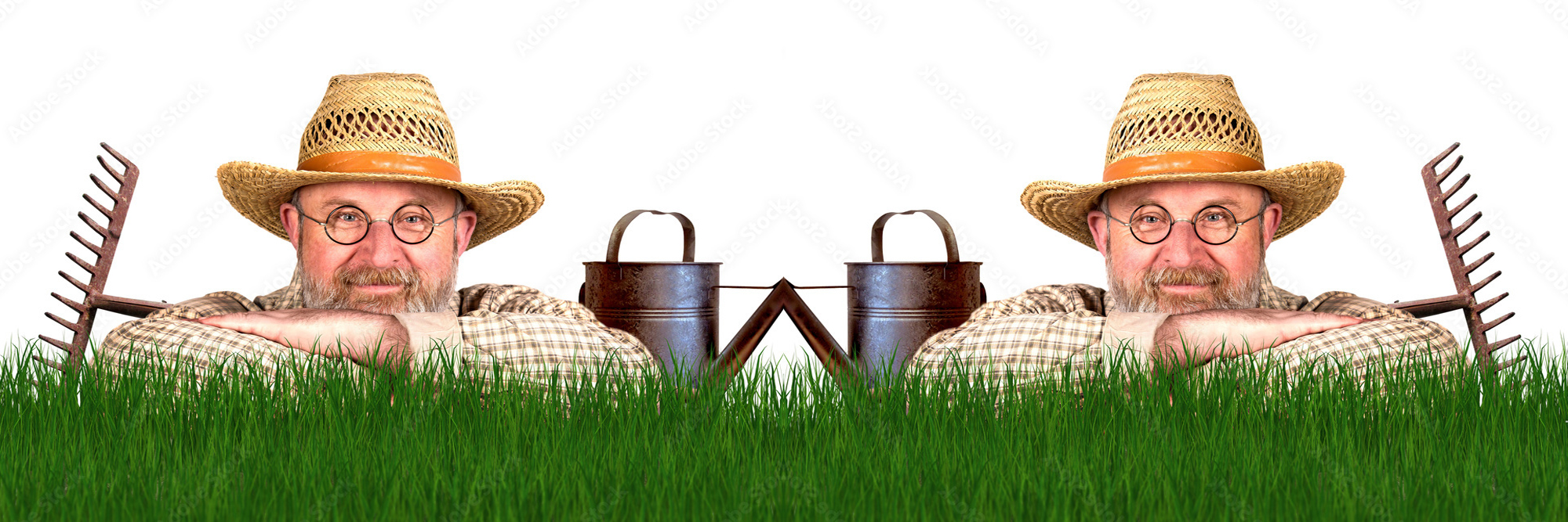 Zwei lächelnde Männer mit Strohhüten, Brillen und karierten Hemden ruhen in grünem Gras neben Harken und Gießkannen.