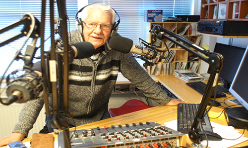 John Aagaard i studiet på Radio Nordfyn. (Foto fra Radio Nordfyns hjemmeside)