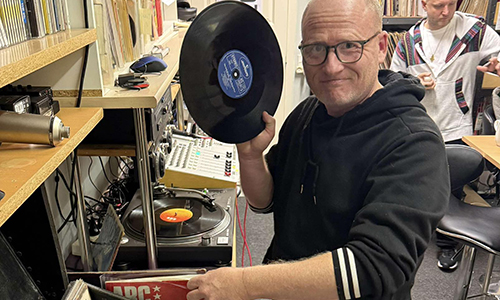 Jesper 'Krede' Hyldgård på Radio Nordfyn. (Foto fra Facebook) 