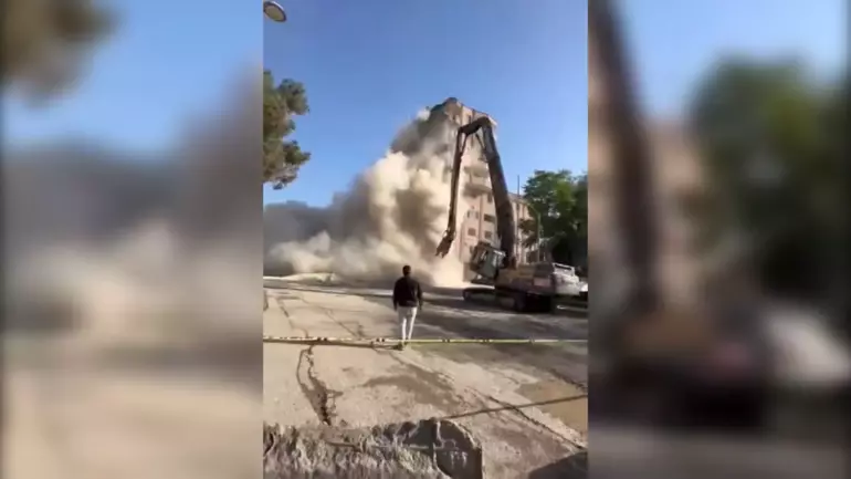 Şanlıurfa’nın Birecik ilçesinde depremde ağır hasar gören 10 katlı iş merkezinin yıkıldı. Bu anlar çevredeki bir kişi tarafından görüntülendi.
