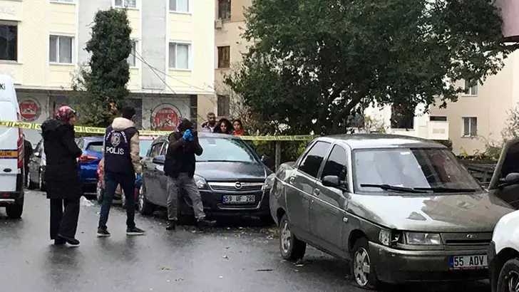 Tekirdağ'ın Çerkezköy ilçesinde seyir halindeki otomobili takip eden ve yüzlerini kar maskesi ile kapatan motosikletteki 2 kişiden biri tarafından düzenlenen silahlı saldırıda 3 kişinin yaralanmasıyla ilgili yakalanan 5 şüpheli tutuklandı.
