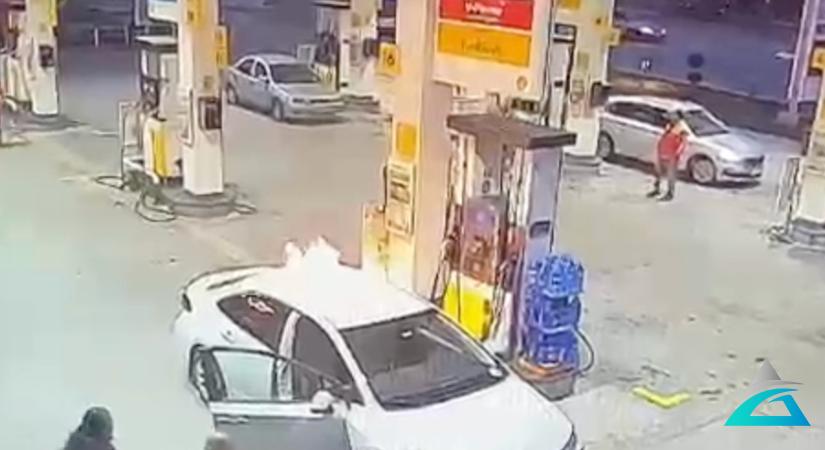 Bursa'da yaya geçidinden yolun karşısına geçmeye çalışan Esra Uzun'a (21), servis midibüsü çarptı. Tekstil işçisi Uzun hayatını kaybetti, kaza anı mobese kameralarına yansıdı.
