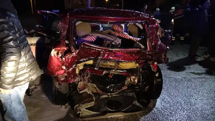 Bolu'nun Yeniçağa ilçesinde, D-100 yolunda kırmızı ışıkta bekleyen, içerisinde 4 uzman çavuşun bulunduğu otomobile başka bir otomobilin arkadan çarpması sonucu 3'ü ağır 6 kişi yaralandı.