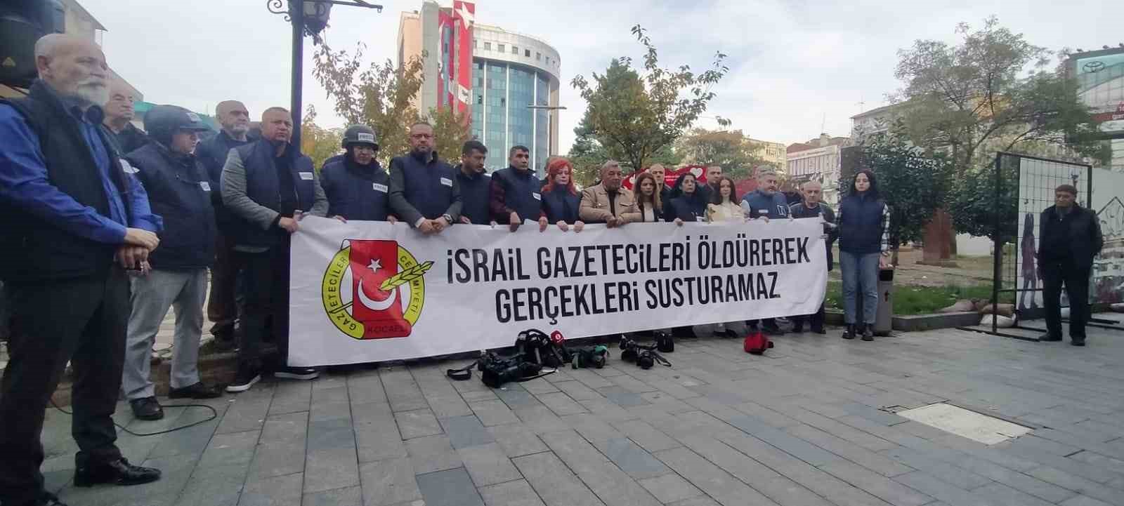 Kocaeli’de gazeteciler, İsrail’in meslektaşlarına yönelik saldırılarına karşın kamera, mikrofon ve fotoğraf makinelerini yere bırakarak protesto etti.