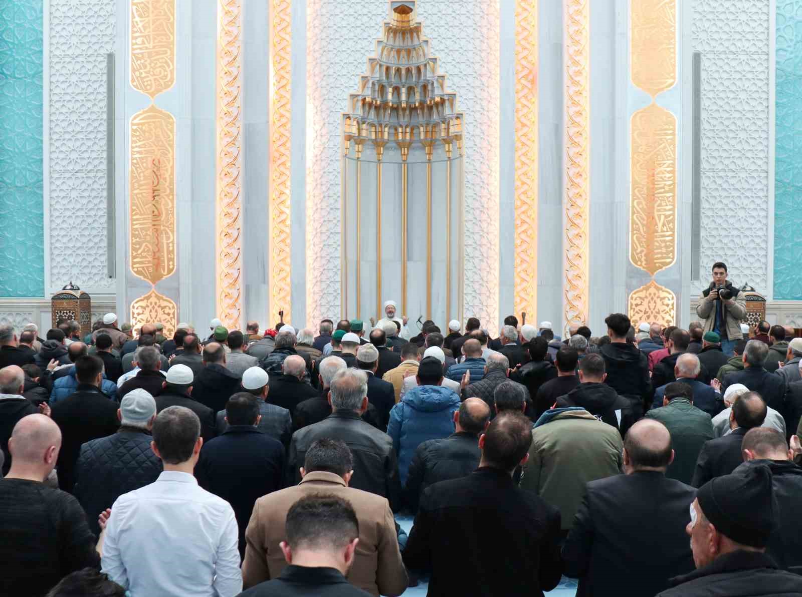Diyanet İşleri Başkanlığı tarafından cuma namazı sonrası Filistinliler için dualar edildi.