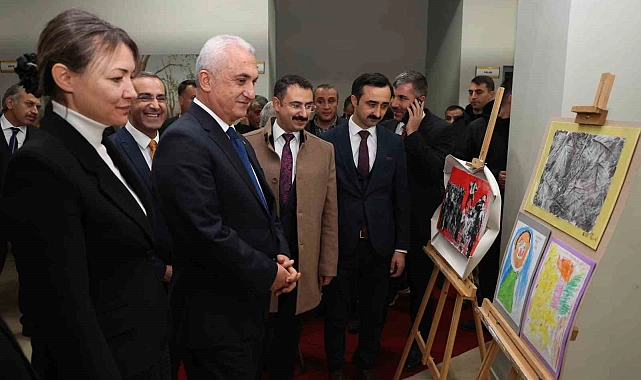 Muş Ali Kuşçu Özel Eğitim Uygulama Okulu'nda "Engelsiz Gönüller" mottosuyla düzenlenen programda özel öğrenciler, gösterileriyle izleyenlerden alkış topladı.