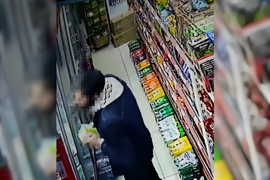 Çaldığı ürünleri göğsüne saklayarak uzaklaştığı anlar ise güvenlik kamerasına yansırken, yakalanmamak için iki paket süt alarak kasada ödeme yaptı.