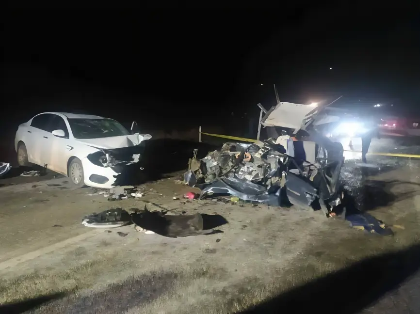 Adıyaman’ın Kahta ilçesinde iki otomobilin kafa kafaya çarpışması sonucu meydana gelen kazada 4 kişi öldü, 6 kişi yaralandı.
