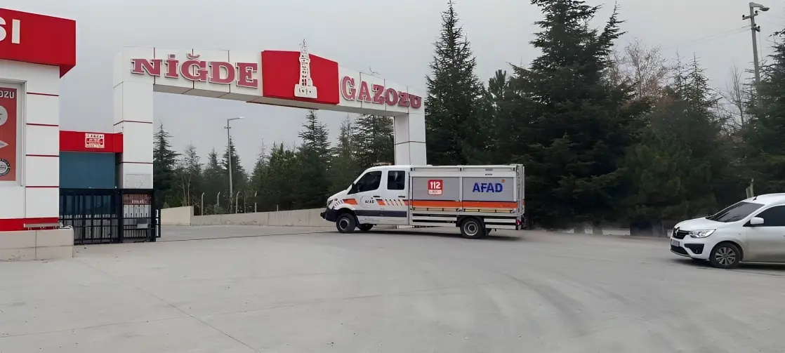 Niğde Organize Sanayi Bölgesi’nde bulunan Niğde Gazozu fabrikasında kimyasal maddeden zehirlenen 2 kişi hayatını kaybetti, 1 kişi de tedavi altına alındı.
